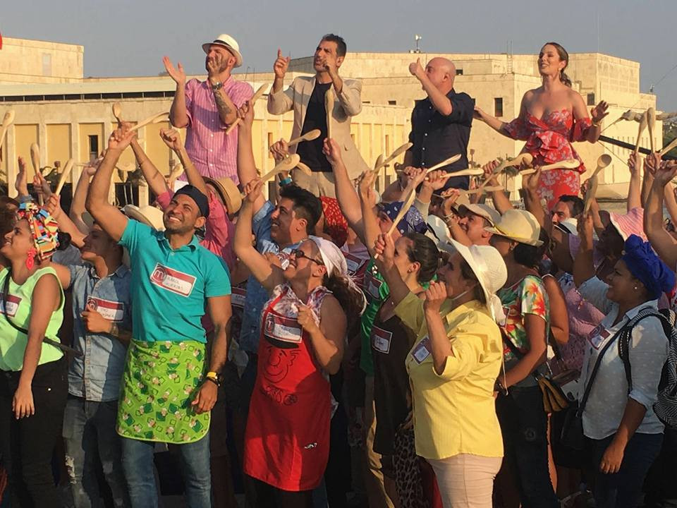 grupos de personas reunidas muy contentas, celebrando que han sido elegidos